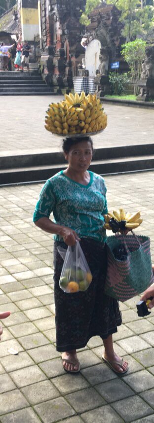 Bali - femeie cu banane pe cap